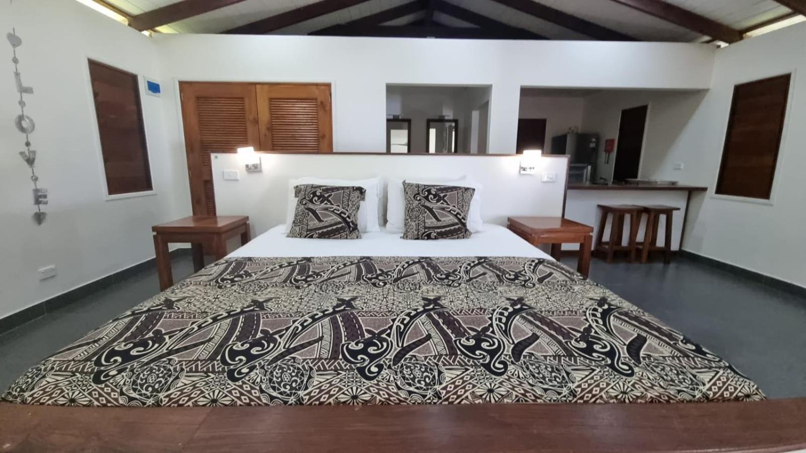 Whispering Palms - Absolute Beachfront Villas Port Vila Exterior foto